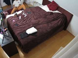 voyeurcam-julmodels-whitebed-2's CamSoda show and profile