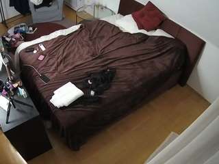 voyeurcam-julmodels-whitebed-2