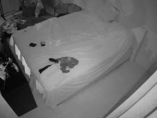 voyeurcam-julmodels-whitebed-2 camsoda