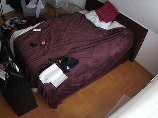 voyeurcam-julmodels-whitebed-2 webcam