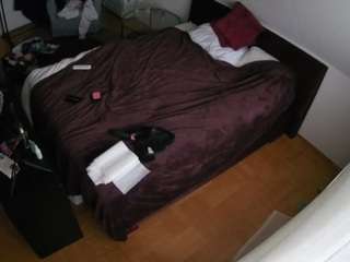 voyeurcam-julmodels-whitebed-2