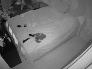 voyeurcam-julmodels-whitebed-2 webcam