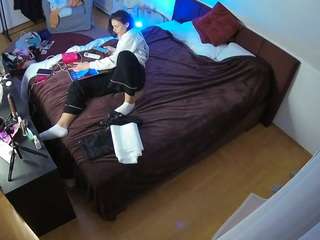 voyeurcam-julmodels-whitebed-2 webcam