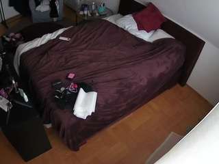 voyeurcam-julmodels-whitebed-2 webcam