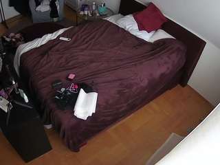 voyeurcam-julmodels-whitebed-2 webcam