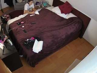 voyeurcam-julmodels-whitebed-2 webcam