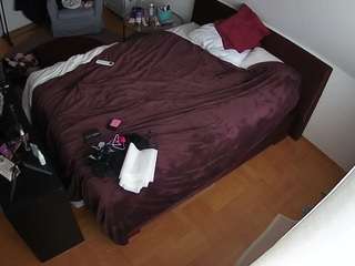 voyeurcam-julmodels-whitebed-2 webcam