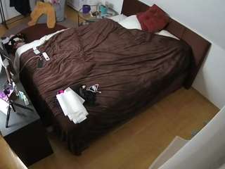 voyeurcam-julmodels-whitebed-2 webcam