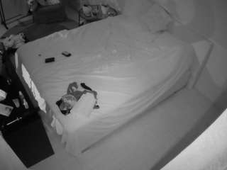 voyeurcam-julmodels-whitebed-2