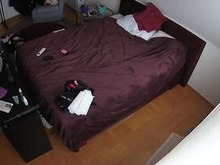 voyeurcam-julmodels-whitebed-2
