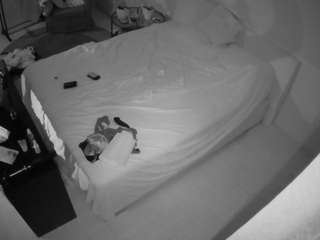 voyeurcam-julmodels-whitebed-2