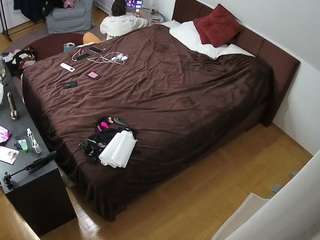 voyeurcam-julmodels-whitebed-2 webcam