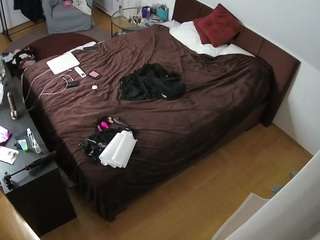 voyeurcam-julmodels-whitebed-2 webcam