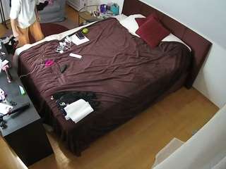 voyeurcam-julmodels-whitebed-2 webcam
