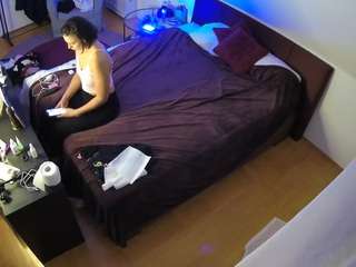 voyeurcam-julmodels-whitebed-2