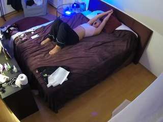 voyeurcam-julmodels-whitebed-2 webcam