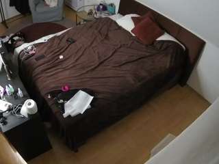 voyeurcam-julmodels-whitebed-2