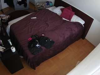 voyeurcam-julmodels-whitebed-2