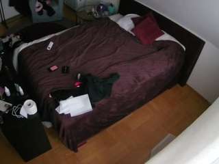 voyeurcam-julmodels-whitebed-2 webcam