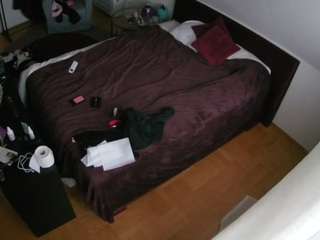 voyeurcam-julmodels-whitebed-2