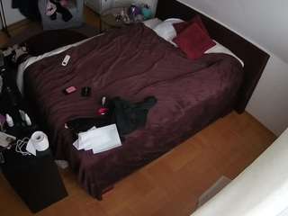 voyeurcam-julmodels-whitebed-2