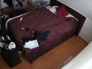 voyeurcam-julmodels-whitebed-2