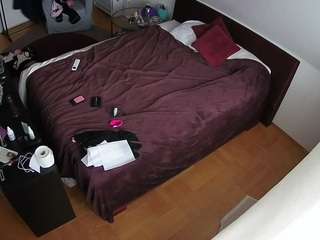 voyeurcam-julmodels-whitebed-2