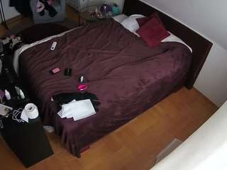 voyeurcam-julmodels-whitebed-2