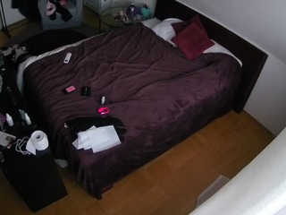 voyeurcam-julmodels-whitebed-2