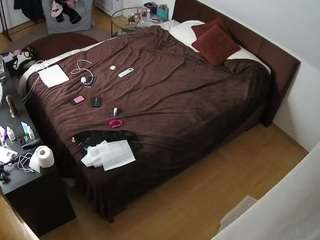 voyeurcam-julmodels-whitebed-2