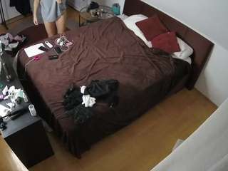 voyeurcam-julmodels-whitebed-2 webcam