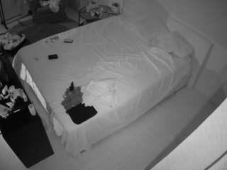 voyeurcam-julmodels-whitebed-2 webcam