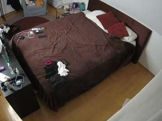 voyeurcam-julmodels-whitebed-2