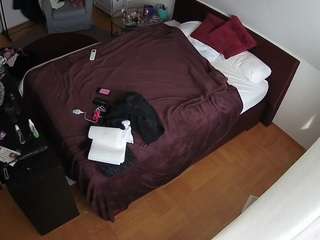 voyeurcam-julmodels-whitebed-2 webcam