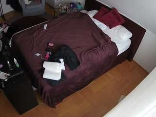 voyeurcam-julmodels-whitebed-2