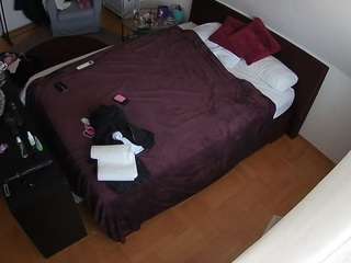 voyeurcam-julmodels-whitebed-2 webcam