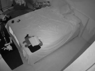 voyeurcam-julmodels-whitebed-2