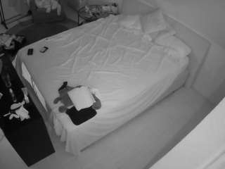 voyeurcam-julmodels-whitebed-2