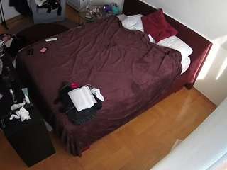 voyeurcam-julmodels-whitebed-2
