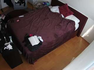 voyeurcam-julmodels-whitebed-2