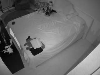 voyeurcam-julmodels-whitebed-2's CamSoda show and profile