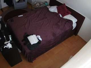 voyeurcam-julmodels-whitebed-2