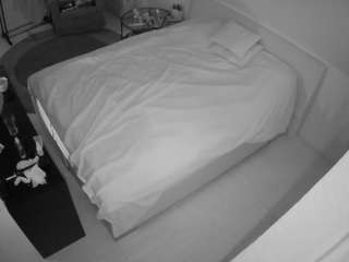 voyeurcam-julmodels-whitebed-2
