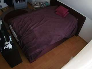 voyeurcam-julmodels-whitebed-2