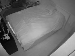 voyeurcam-julmodels-whitebed-2 webcam