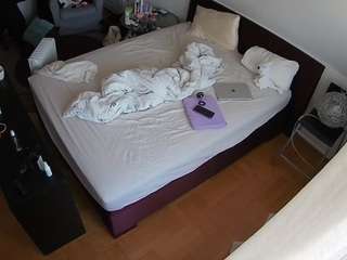 voyeurcam-julmodels-whitebed-2 webcam