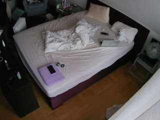 voyeurcam-julmodels-whitebed-2 webcam