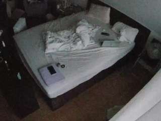voyeurcam-julmodels-whitebed-2 webcam