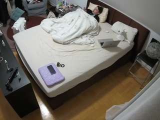 voyeurcam-julmodels-whitebed-2 webcam