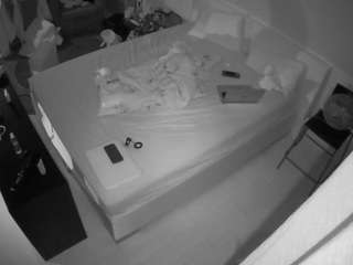 voyeurcam-julmodels-whitebed-2 webcam